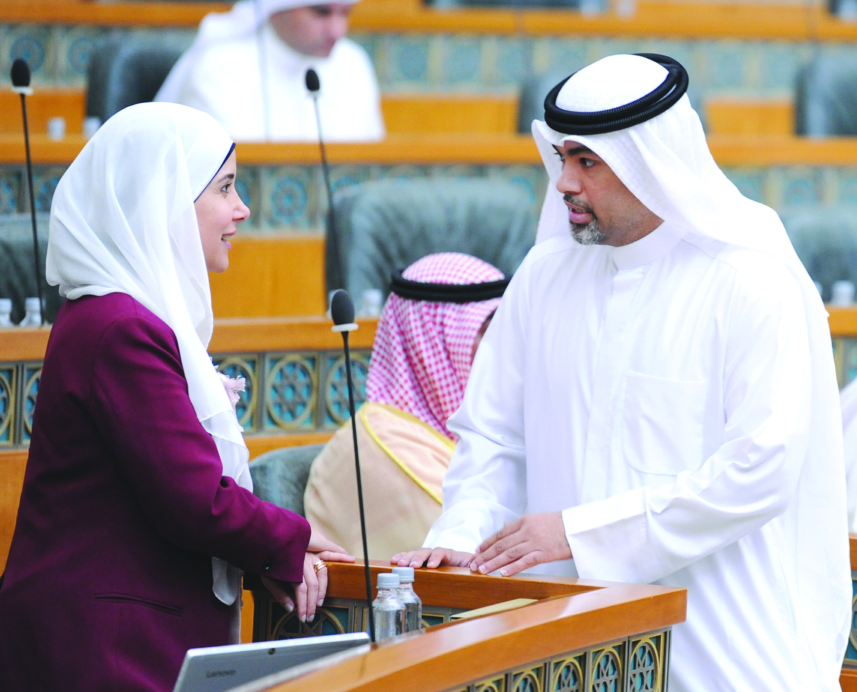 الوزيرة والنائب قبل المواجهة على المنصة التي انتهت بانتصار النائب