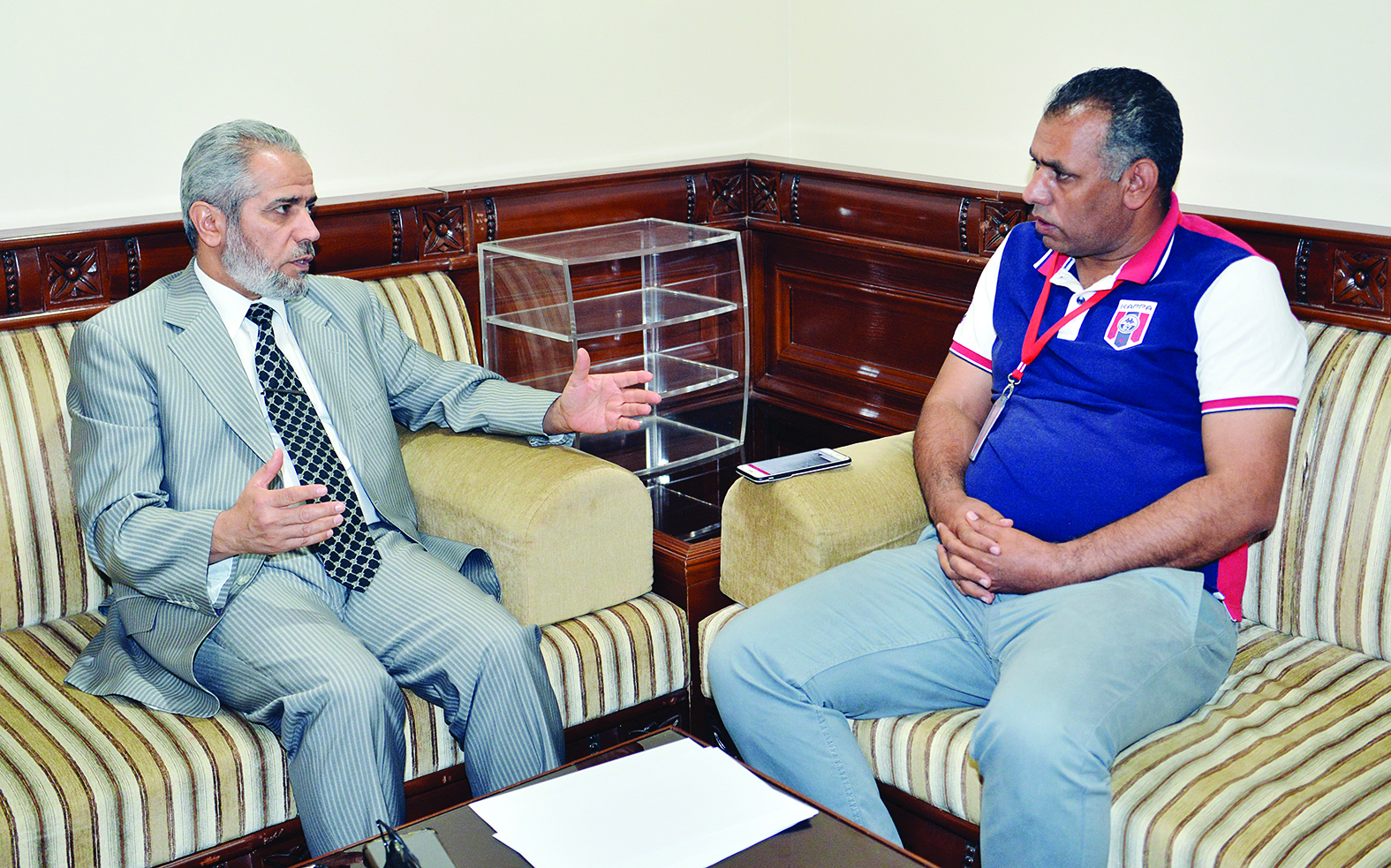 الرميح يتحدث للزميل عمر العلاس   	  (تصوير نايف العقلة)