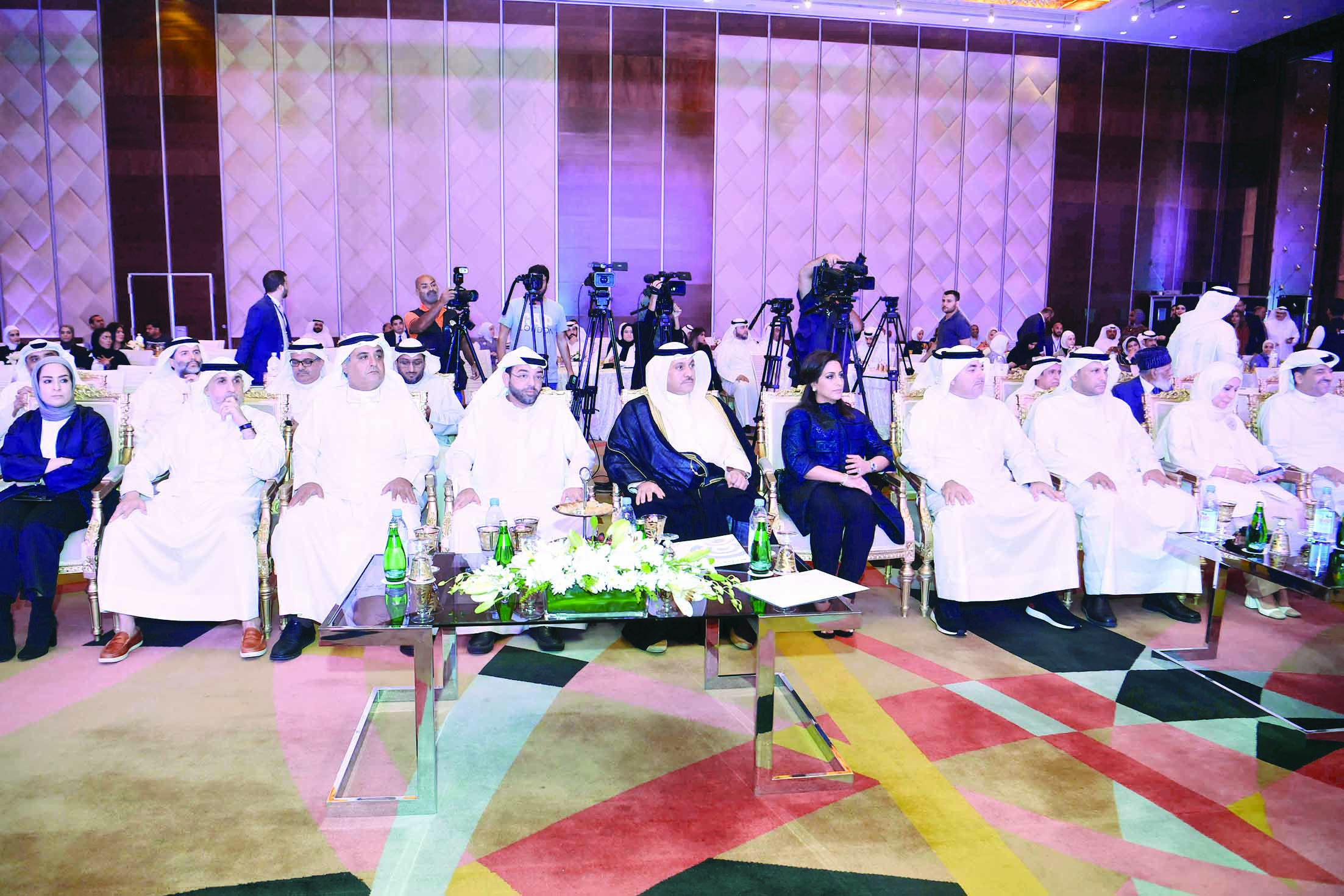 الأذينة والمرزوق في مقدم الحضور	(تصوير أسعد عبدالله)