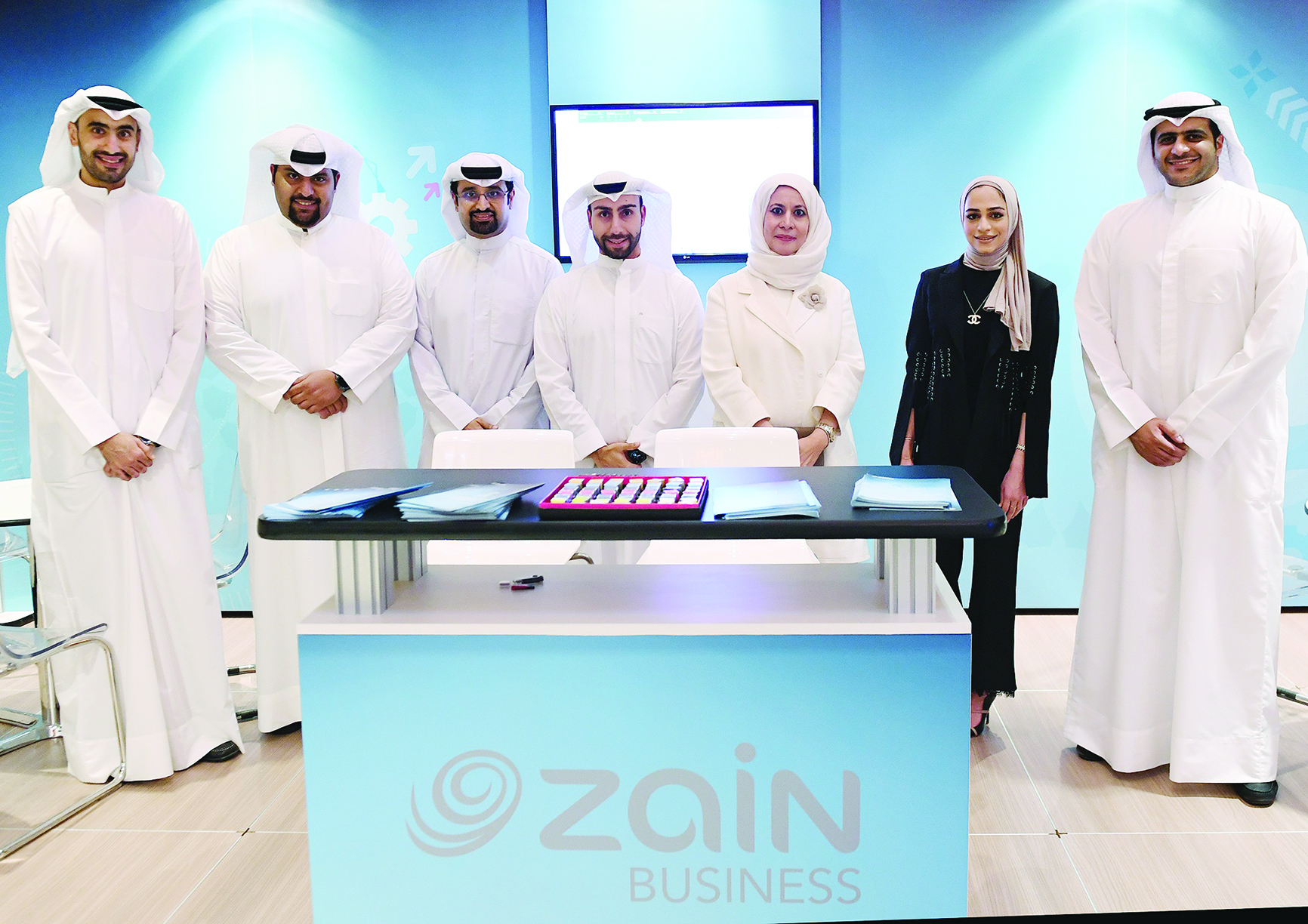 الروضان تتوسط فريق الشركة في المنتدى