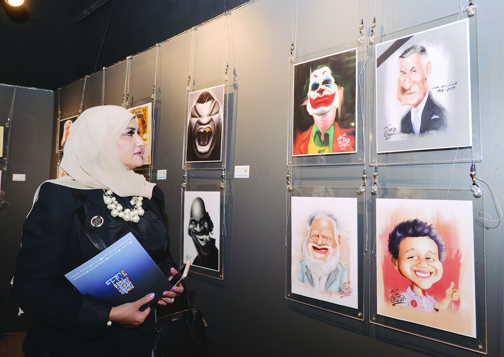 تأمل في أعمال المعرض