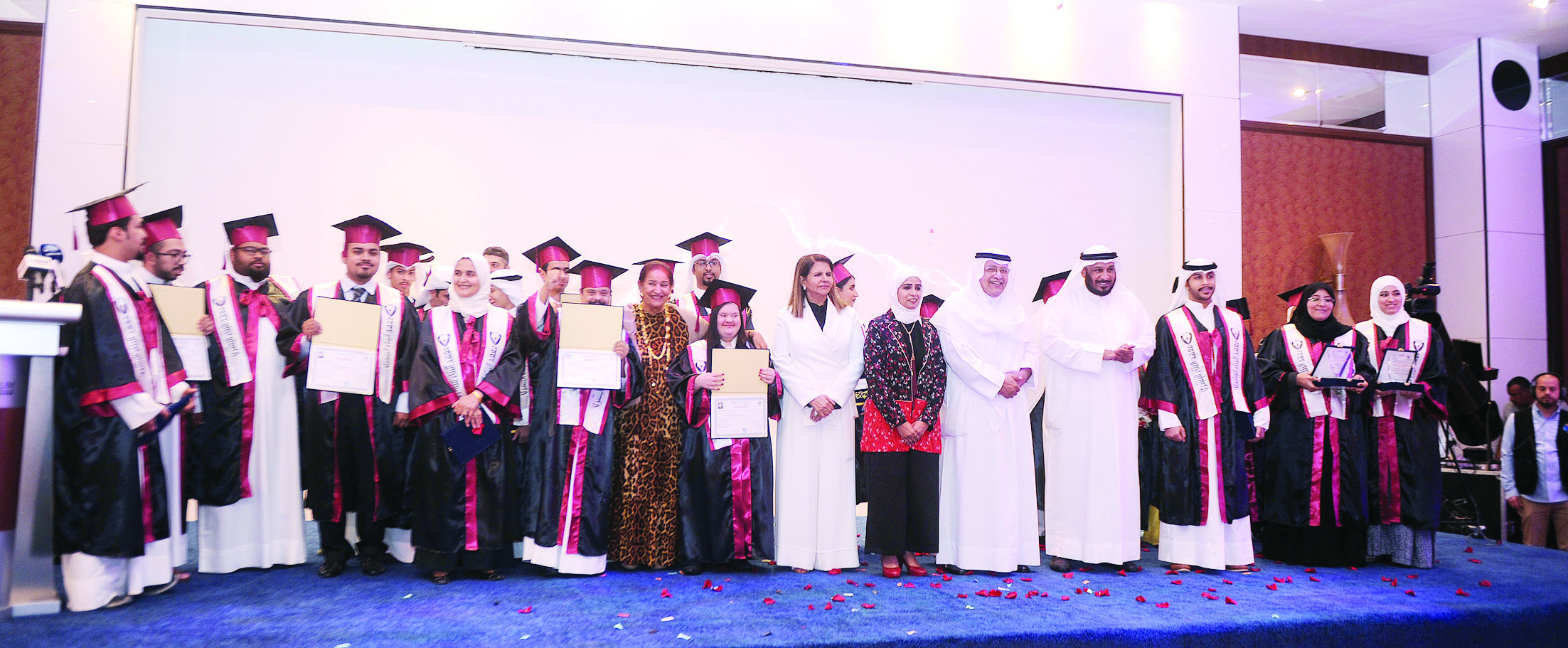 u0644u0642u0637u0629 u062cu0627u0645u0639u0629 u0644u0644u062eu0631u0627u0632 u0648u0627u0644u0639u0648u0636u064a u0645u0639 u0627u0644u062eu0631u064au062cu064au0646      t   (u062au0635u0648u064au0631 u0628u0633u0627u0645 u0632u064au062fu0627u0646) 