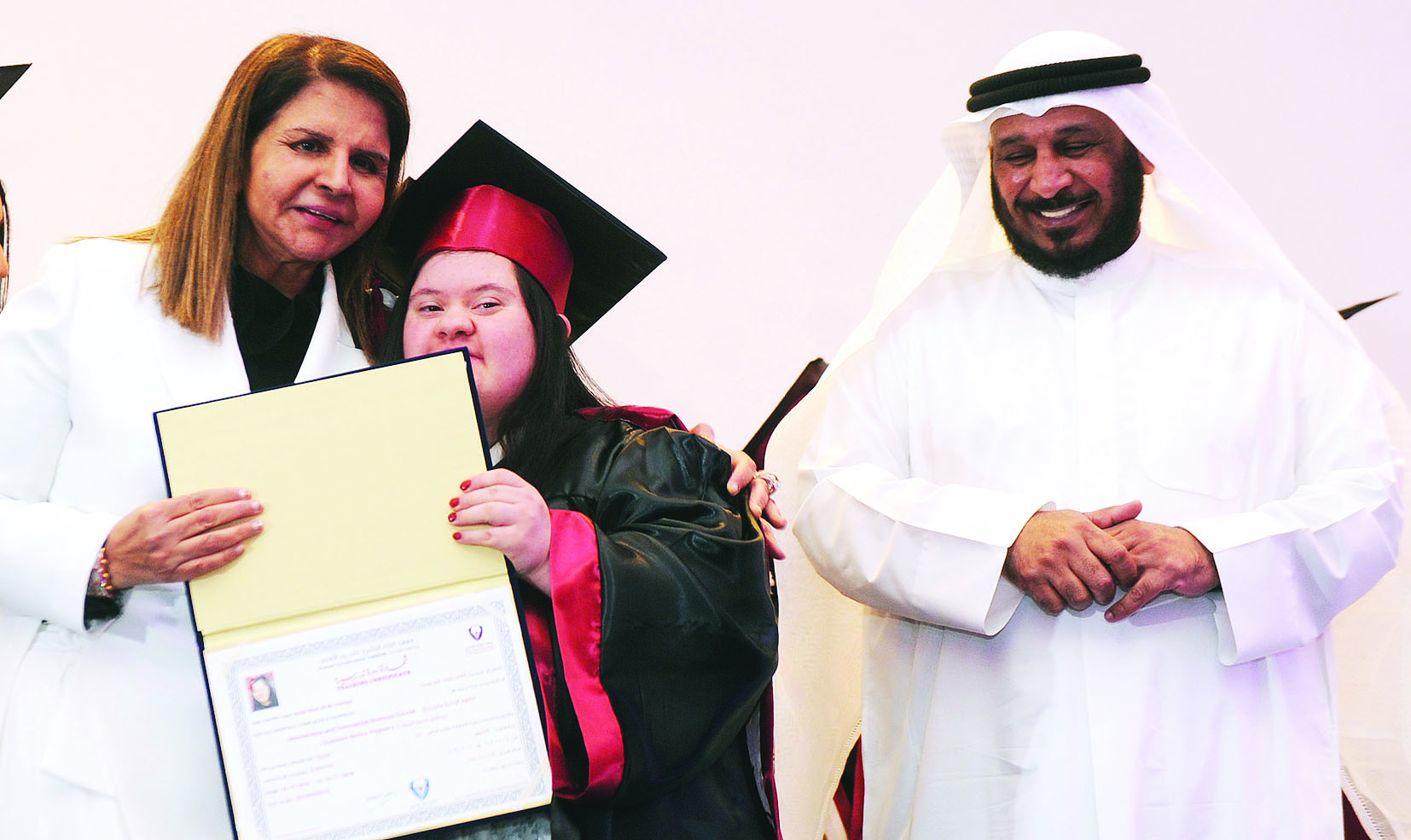 الخراز والعوضي خلال تكريم إحدى الخريجات