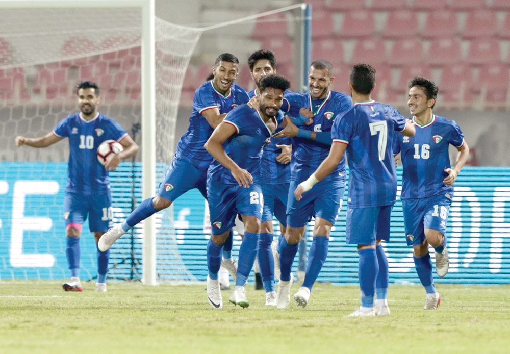 u064au0648u0633u0641 u0646u0627u0635u0631 u064au062au0644u0642u0649 u062au0647u0646u0626u0629 u0632u0645u0644u0627u0626u0647 u0628u0639u062f u0647u062fu0641u0647 u0627u0644u0623u0648u0644 u0641u064a u0645u0631u0645u0649 u062au0627u064au0648u0627u0646  t      (u0627u0644u0623u0632u0631u0642 u062fu0648u062a u0643u0648u0645)