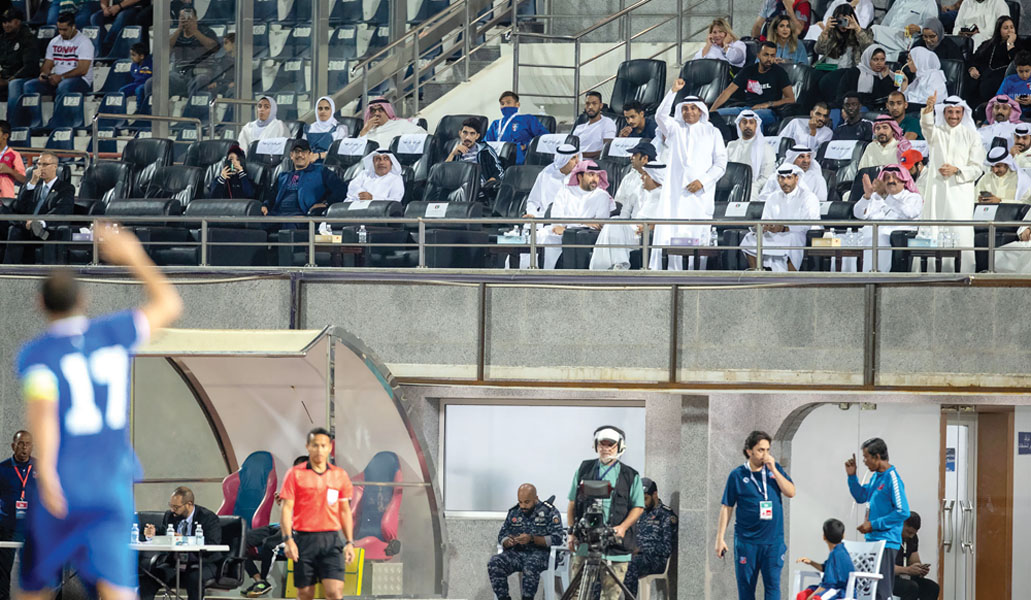 المطوع يتبادل التحية مع الغانم 