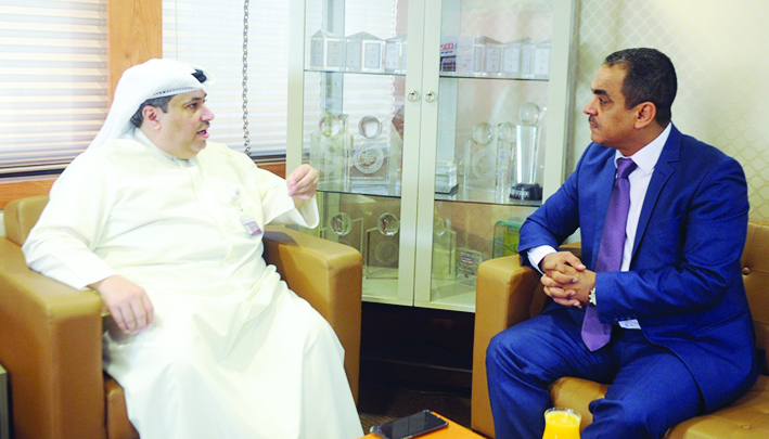 المخيزيم متحدثاً للزميل علاء السمان	 (تصوير بسام زيدان)