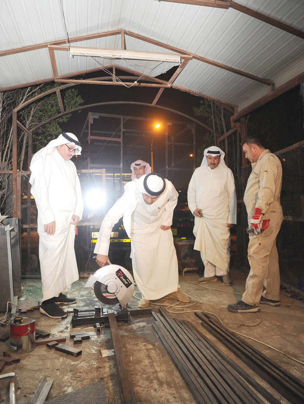 الكندري مع الأهالي في مصنع الحديد 