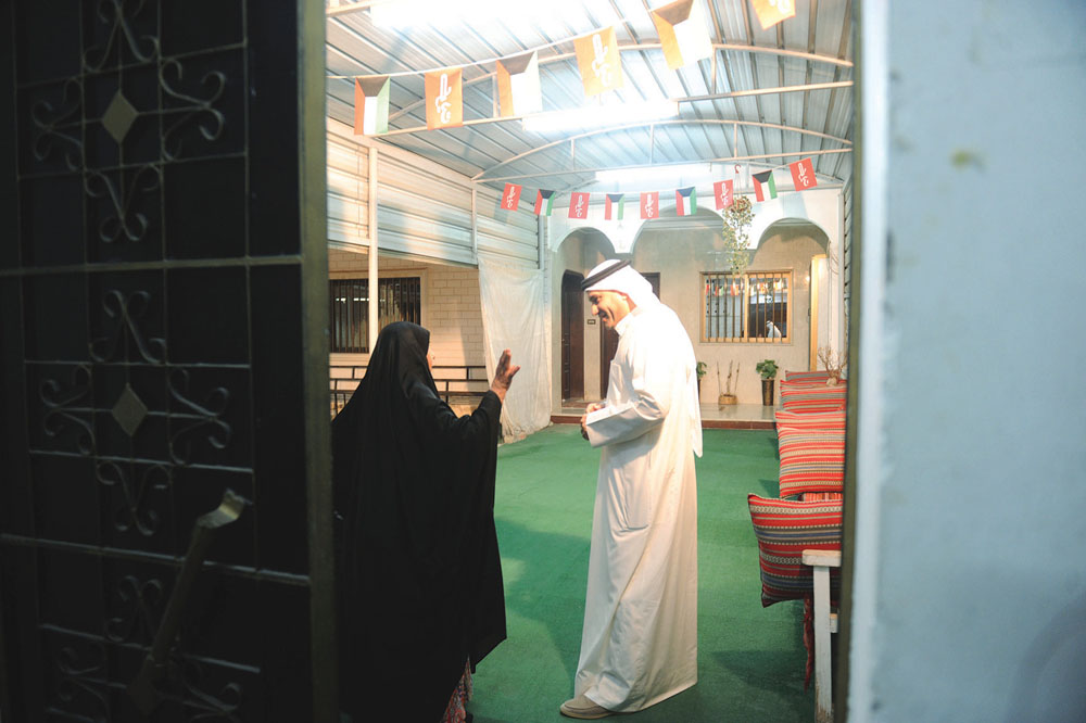 مواطنة مسنة تشكو للكندري معاناتها مع العزاب 