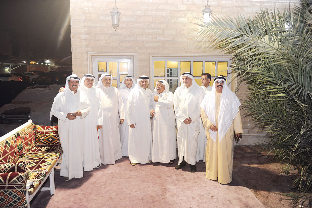 الكندري متوسطاً رواد ديوانية إدريس