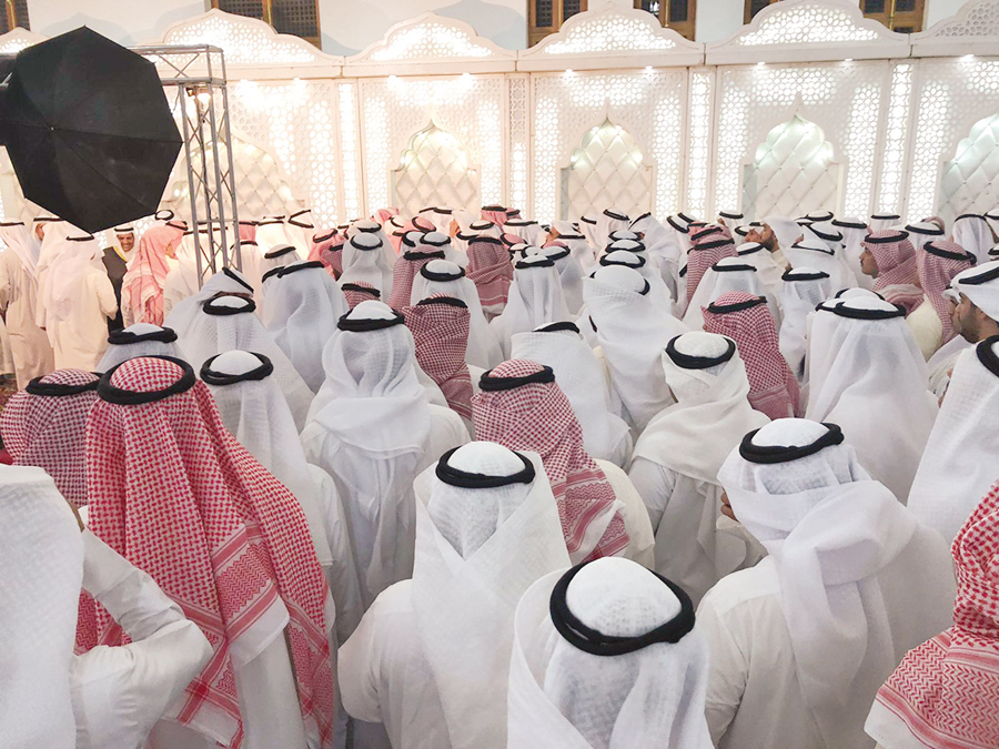 وقوف في انتظار تقديم التهنئة