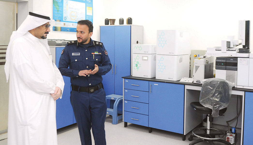 الموسوي يشرح للزميل ناصر الفرحان طبيعة العمل      	(تصوير بسام زيدان)