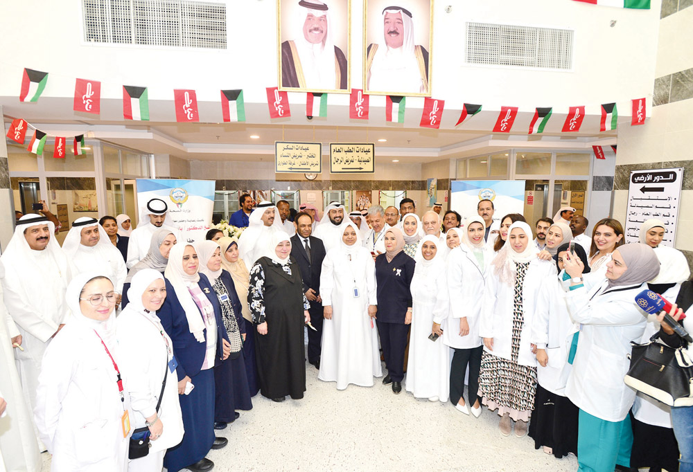 الوزير الصباح متوسطاً أطباء وعاملي المركز