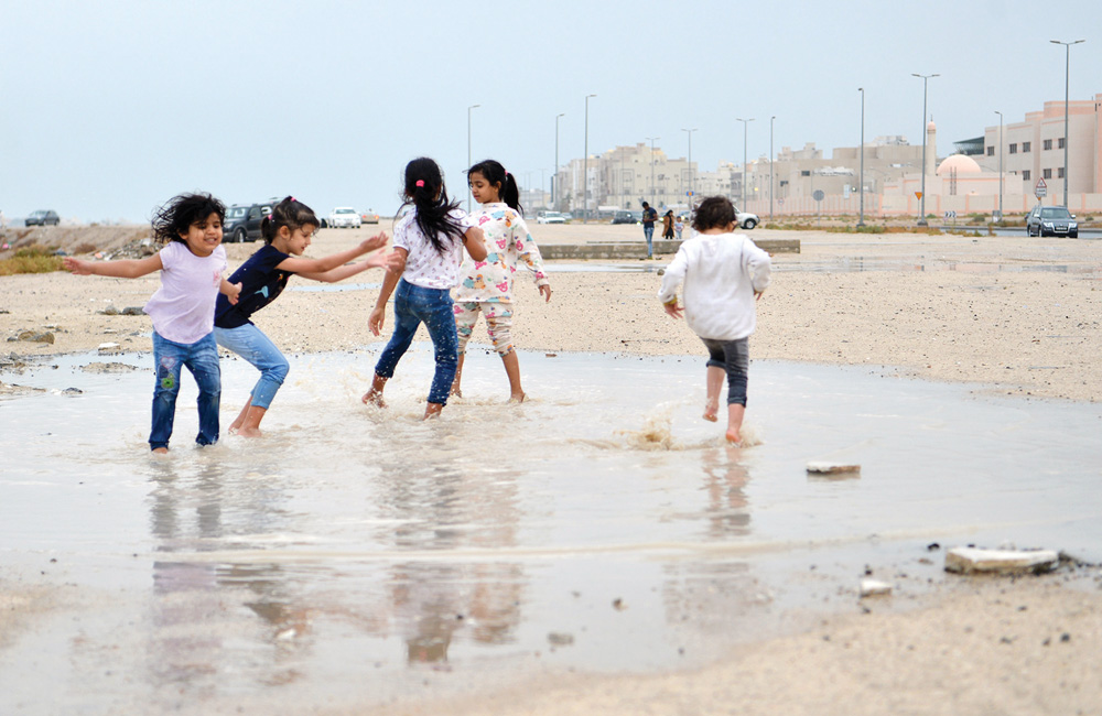 u0623u0637u0641u0627u0644 u062eu0631u062cu0648u0627 u0644u0644u0627u0633u062au0645u062au0627u0639 u0628u0627u0644u0645u0637u0631 u0641u064a u0645u062fu064au0646u0629 u062cu0627u0628u0631 u0627u0644u0623u062du0645u062ft (u062au0635u0648u064au0631 u0646u0627u064au0641 u0627u0644u0639u0642u0644u0629)