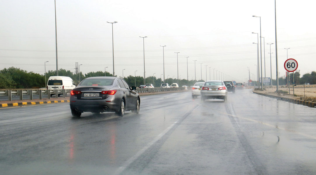 السيارات تسير بهدوء مع هطول الامطار