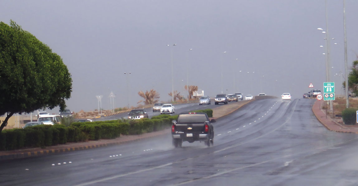 الغيوم الداكنة غطت الأفق وأظلمت النهار                               	     (تصوير سعود سالم)