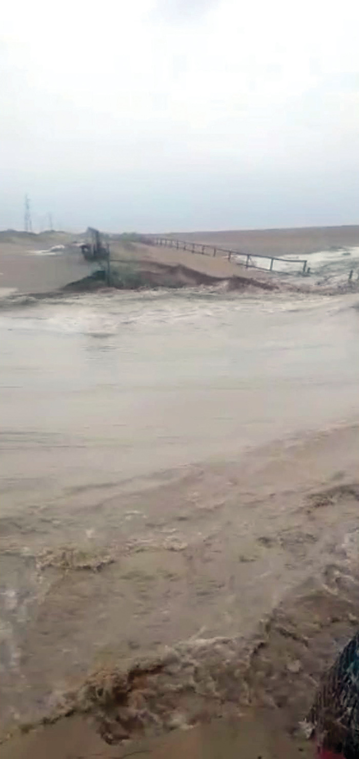 السيول تقتحم محمية صباح الأحمد بعدما جرفت الروف المحيط بها