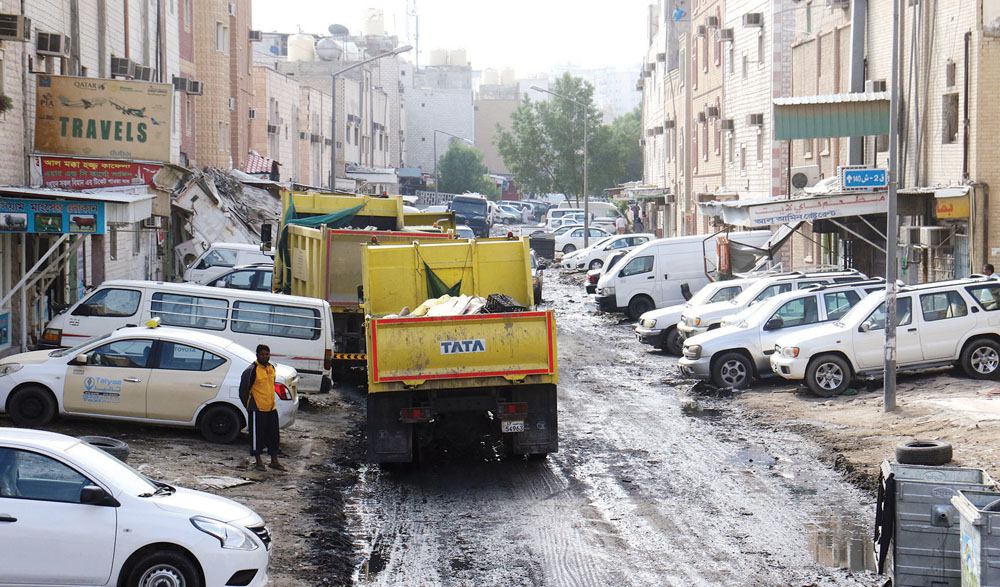 آلية البلدية ترفع المخلفات من الشوارع 