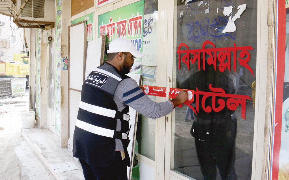 فرق البلدية تبدأ بوضع ملصقات الغلق الإداري 