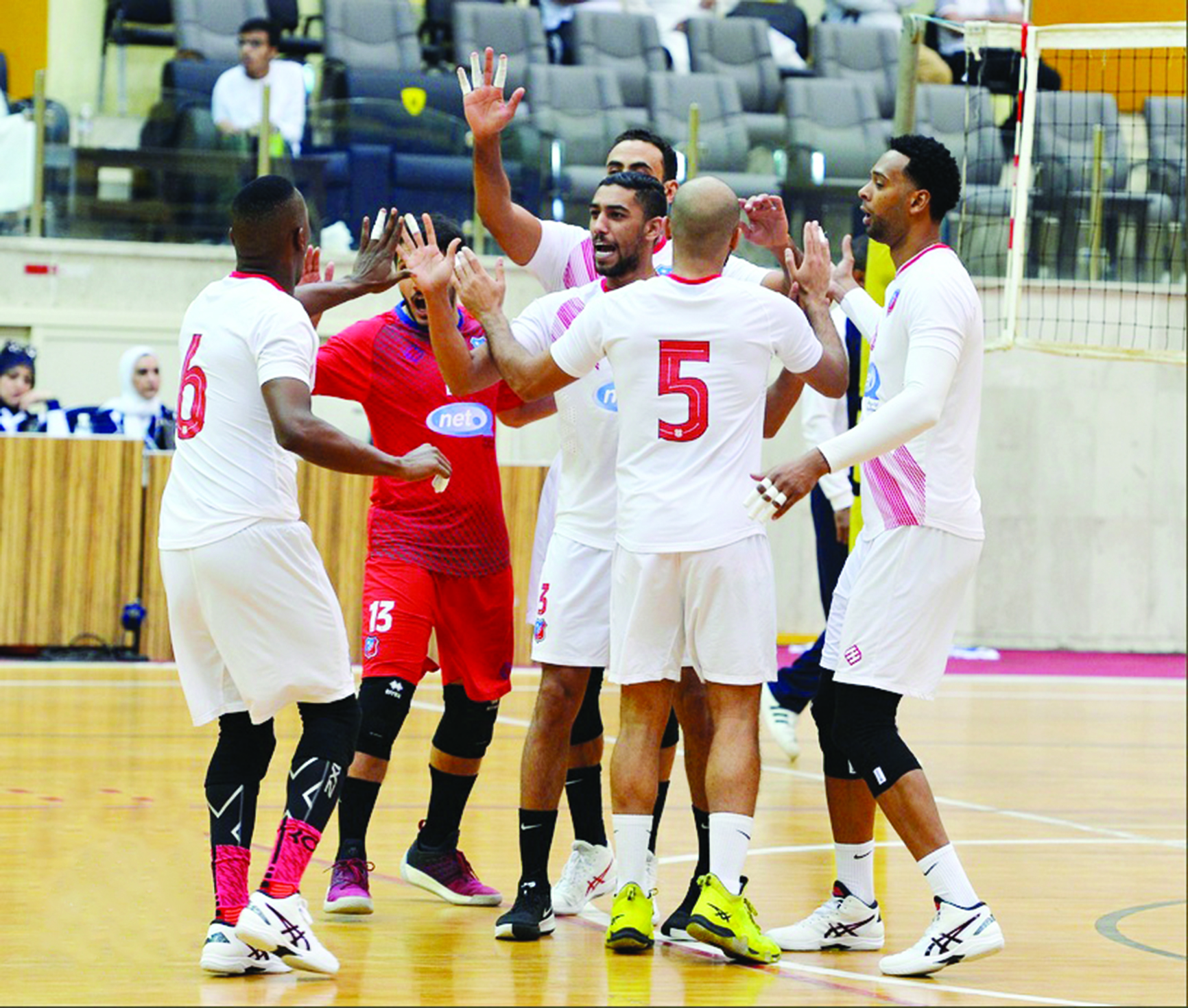 u0644u0627u0639u0628u0648 u00abu0627u0644u0623u0628u064au0636u00bb u064au062du062au0641u0644u0648u0646 u0628u0627u0644u0641u0648u0632 u0639u0644u0649 u0627u0644u0642u0627u062fu0633u064au0629  t(u062au0635u0648u064au0631 u0627u0644u0645u0631u0643u0632 u0627u0644u0625u0639u0644u0627u0645u064a u0641u064a u0646u0627u062fu064a u0627u0644u0643u0648u064au062a)