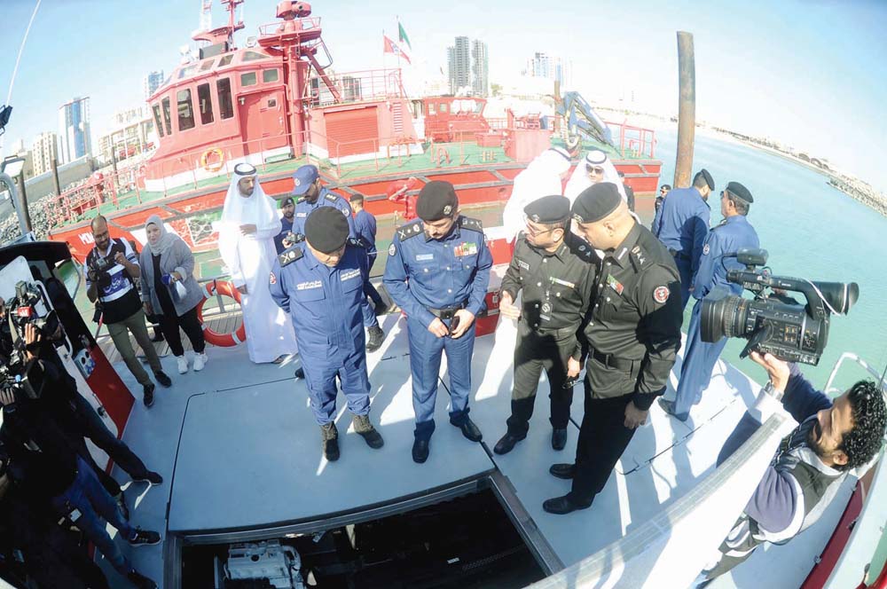 ... وعلى متن أحد الزوارق