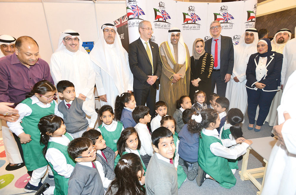 الجبري والسفير البريطاني احتفالاً باختيار بريطانيا أول ضيف شرف أجنبي في المعرض 