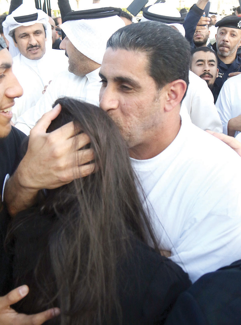 ياسر البحري يقبل رأس ابنته 