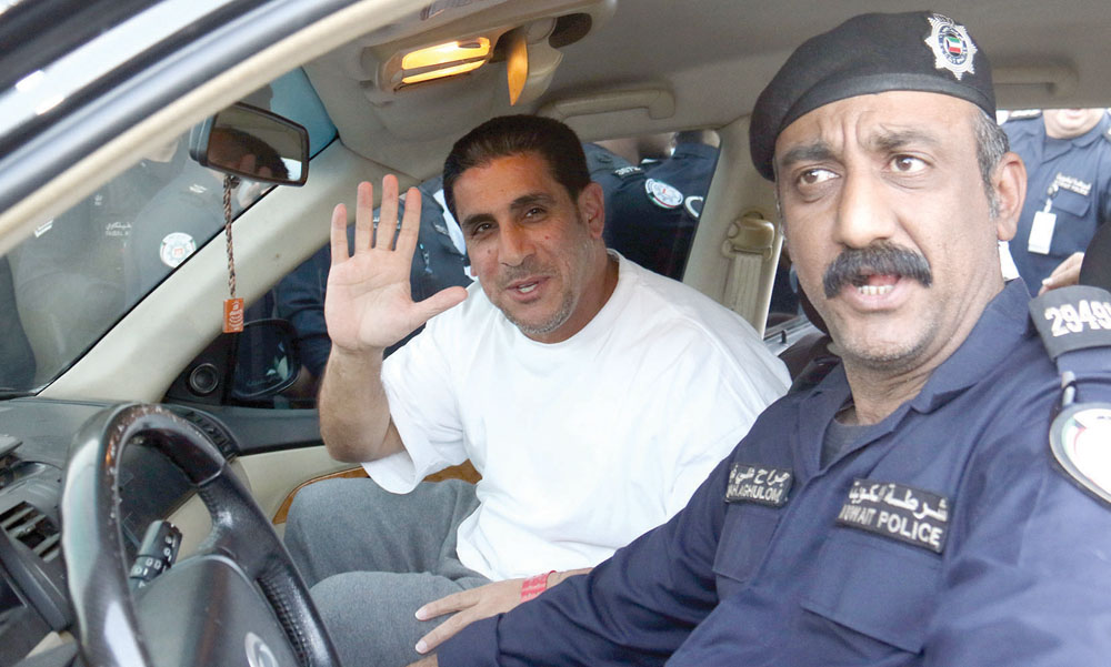 البحري يحيي كاميرا «الراي» في سيارة خاصة لوزارة الداخلية نقلته بسبب تزاحم الحشود