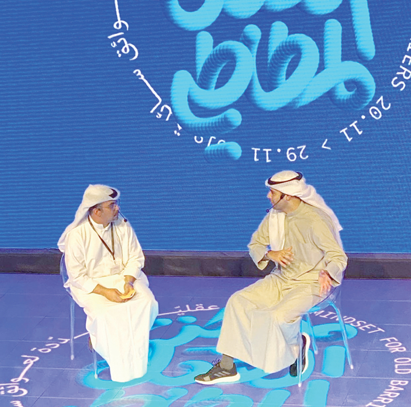 علي خاجة محاوراً عبدالوهاب العيسى