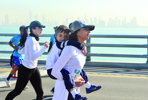 متسابقة تشارك وهي تحمل ابنها 