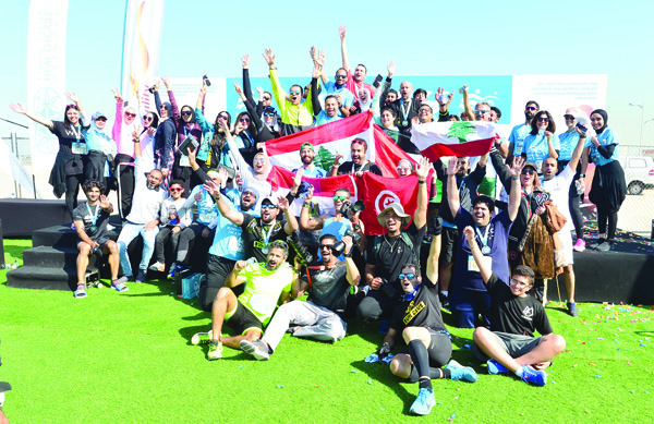 مشاركون عرب بأعلام بلادهم