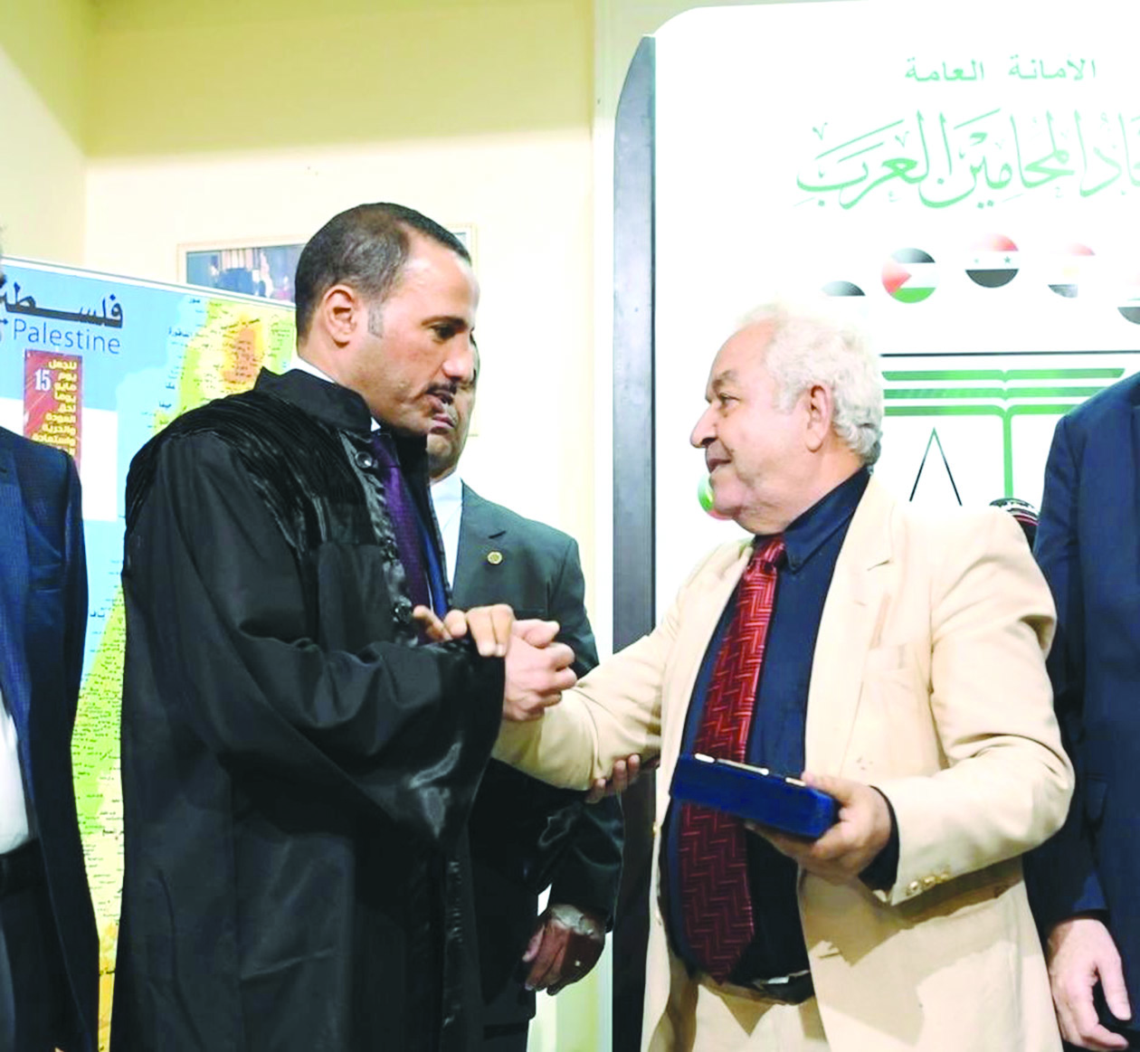 تكريم الغانم وإلباسه «روب المحاماة»