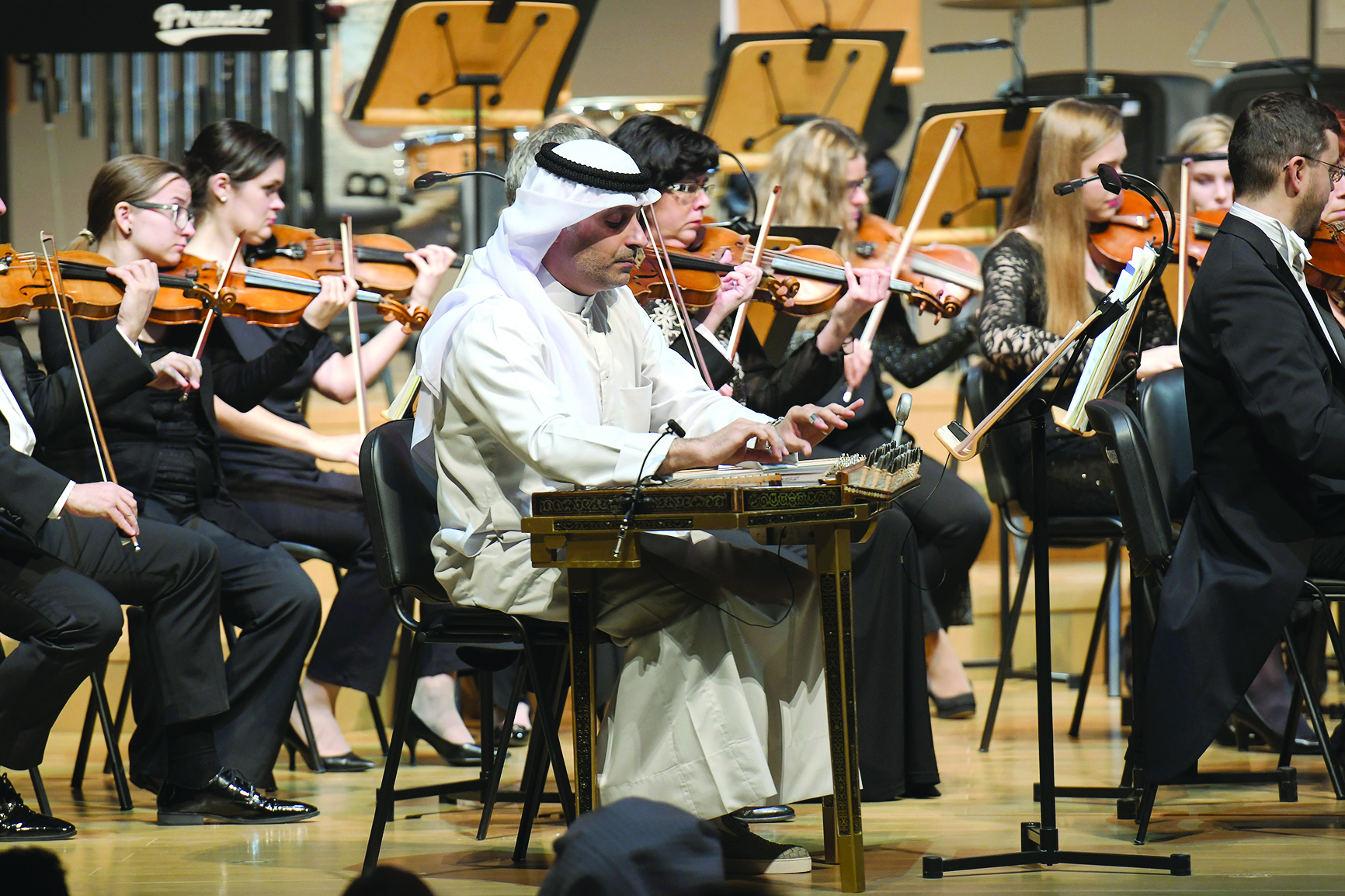 أيوب خضر أثناء عزفه على آلة القانون