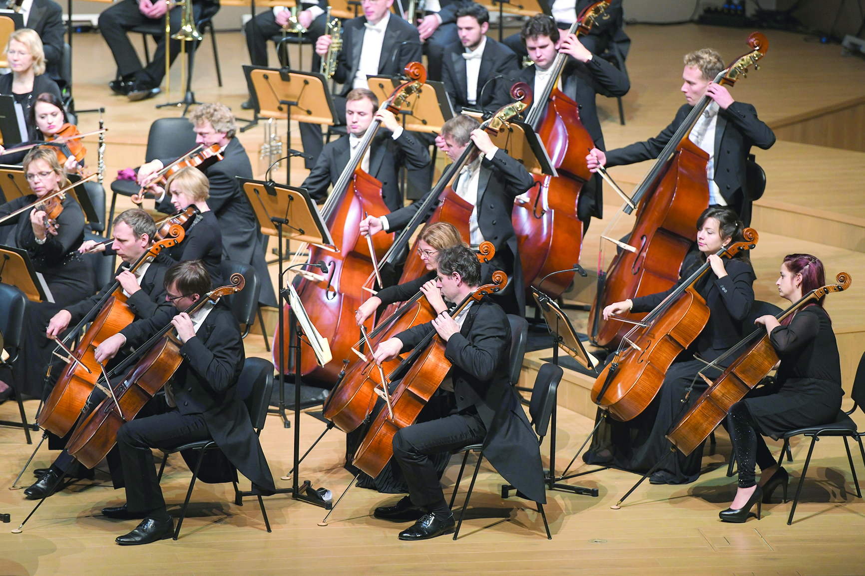 أوركسترا براغ الفيلهارموني على المسرح