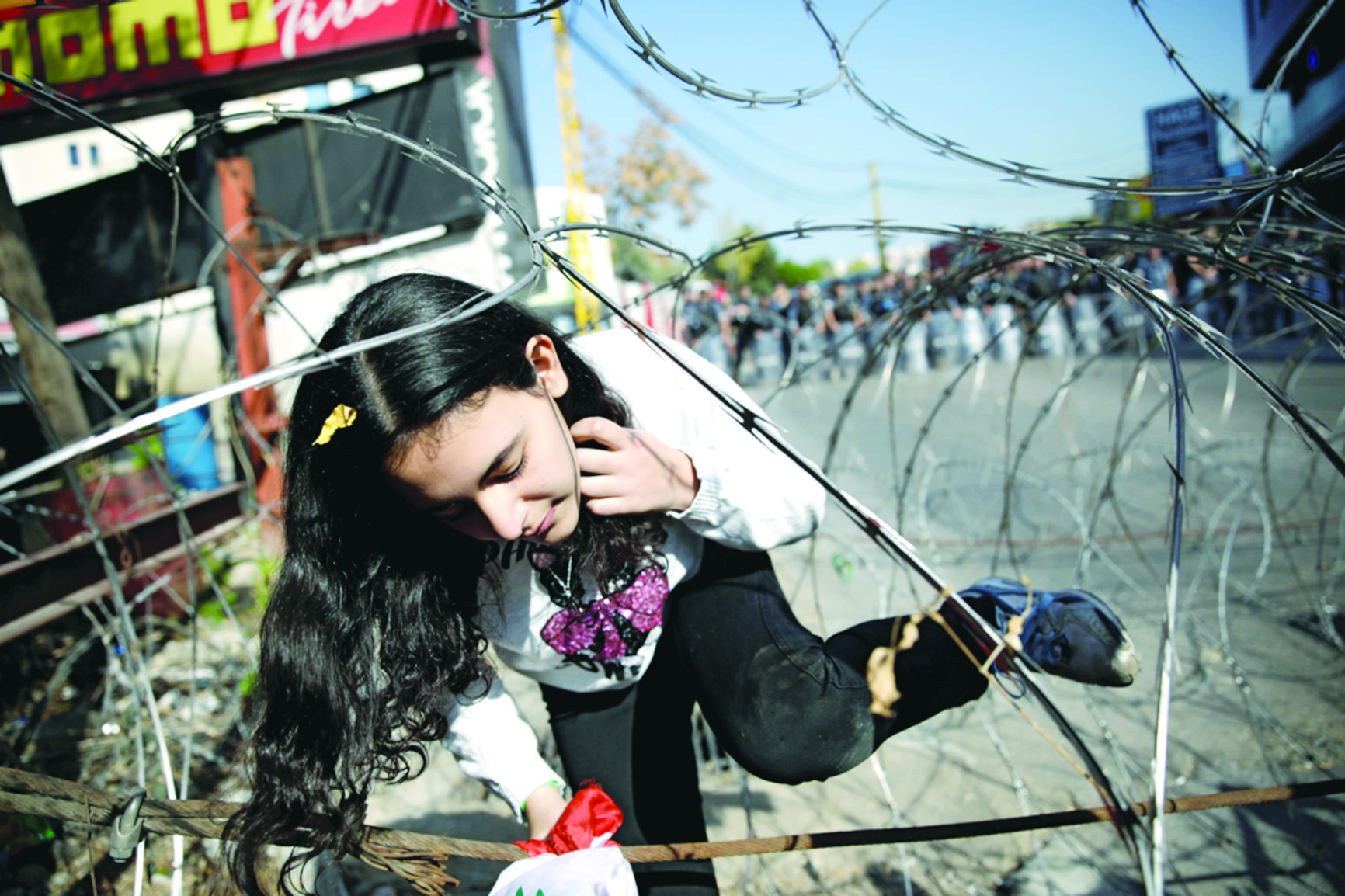 u0641u062au0627u0629 u062au0645u0631 u0639u0628u0631 u0634u0631u064au0637 u0634u0627u0626u0643 u064au0633u062f u0627u0644u0637u0631u064au0642 u0625u0644u0649 u0627u0644u0633u0641u0627u0631u0629 u0627u0644u0623u0645u064au0631u0643u064au0629 u0641u064a u0645u0646u0637u0642u0629 u0639u0648u0643u0631 u0623u0645u0633 t   (u0631u0648u064au062au0631u0632)