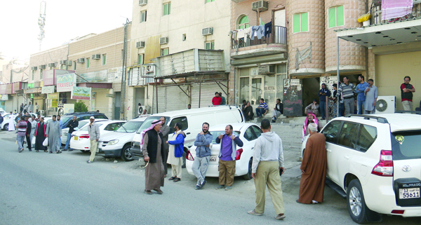 عزاب منطقة الجليب يتابعون عملية الإزالة 