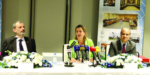 u0643u0644u064au0645u0646u062au0633 u0645u062au062du062fu062bu0629 u0641u064a u0627u0644u0645u0624u062au0645u0631 u0627u0644u0635u062du0627u0641u064at (u062au0635u0648u064au0631 u0633u0639u0648u062f u0633u0627u0644u0645)