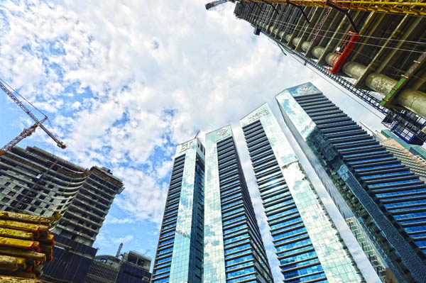 مباني العاصمة تعانق الغيوم