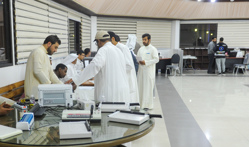 (u0639u062fu062f u0645u0646 u0627u0644u0645u062au0633u0627u0628u0642u064au0646 u0627u062bu0646u0627u0621 u062au0633u062cu064au0644u0647u0645 u0641u064a u062fu064au0648u0627u0646u064au0629 u0634u0639u0631u0627u0621 u0627u0644u0646u0628u0637)