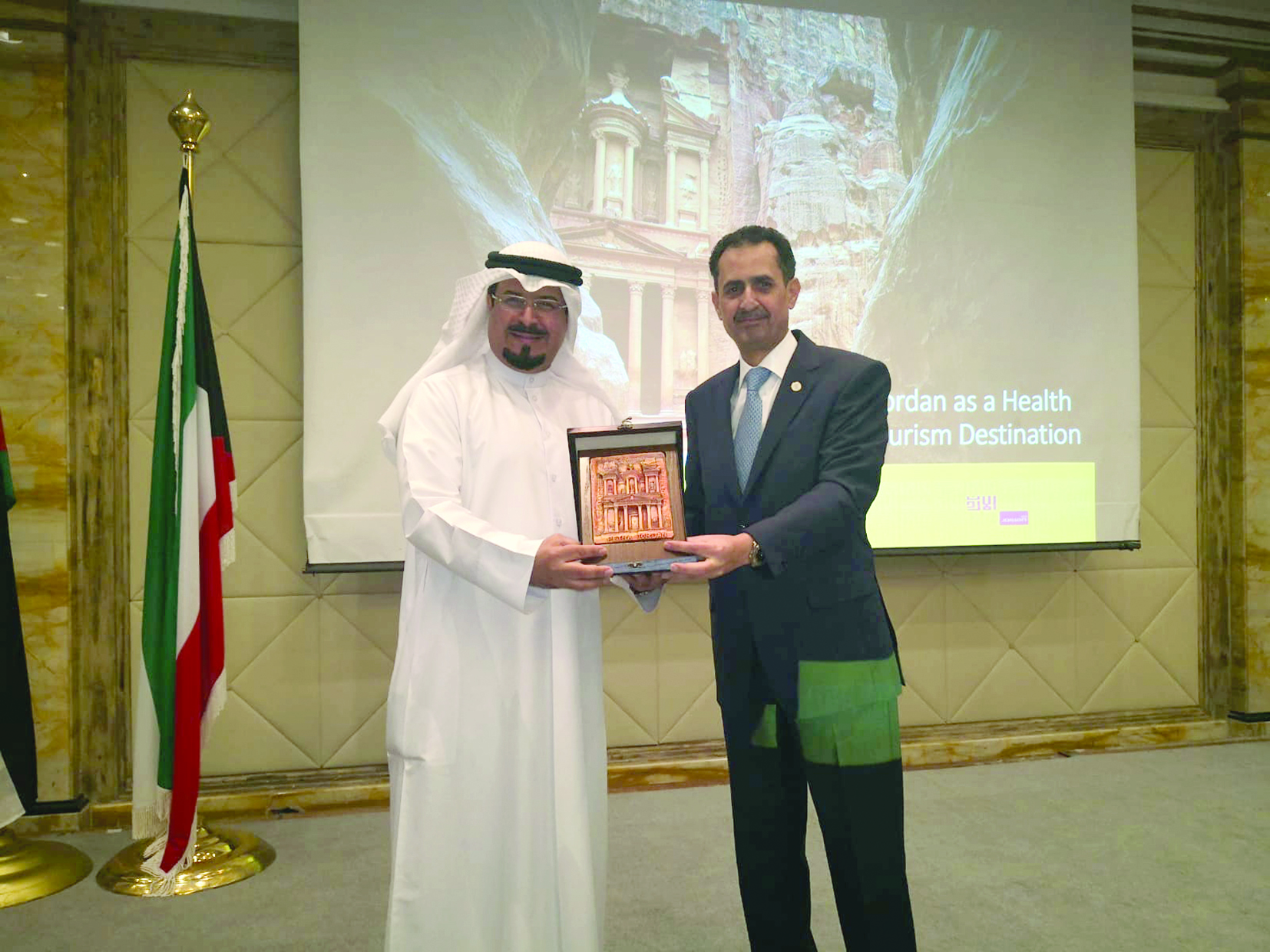 السفير الأردني يكرم فؤاد القطان