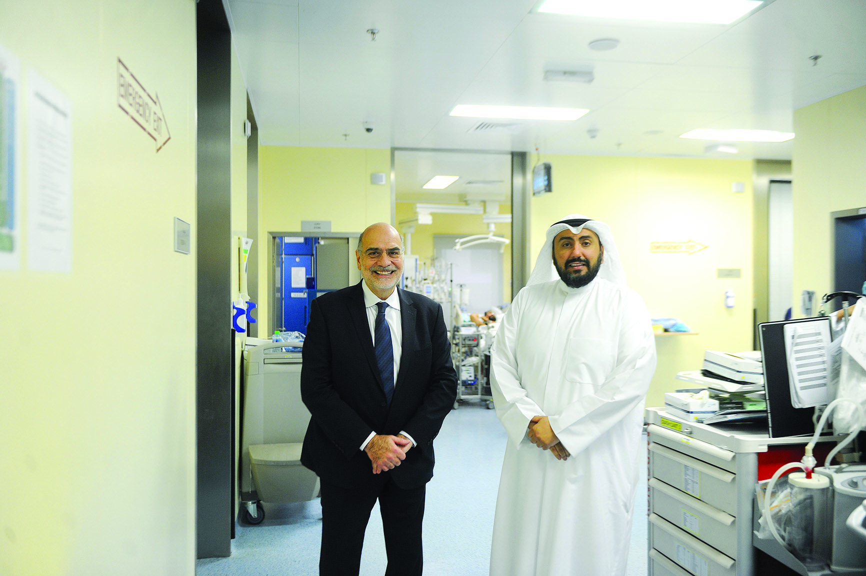 الصباح والطرزي أمام غرفة العمليات ويبدو المريض داخل الغرفة