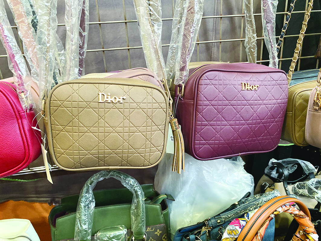 حقائب مقلدة