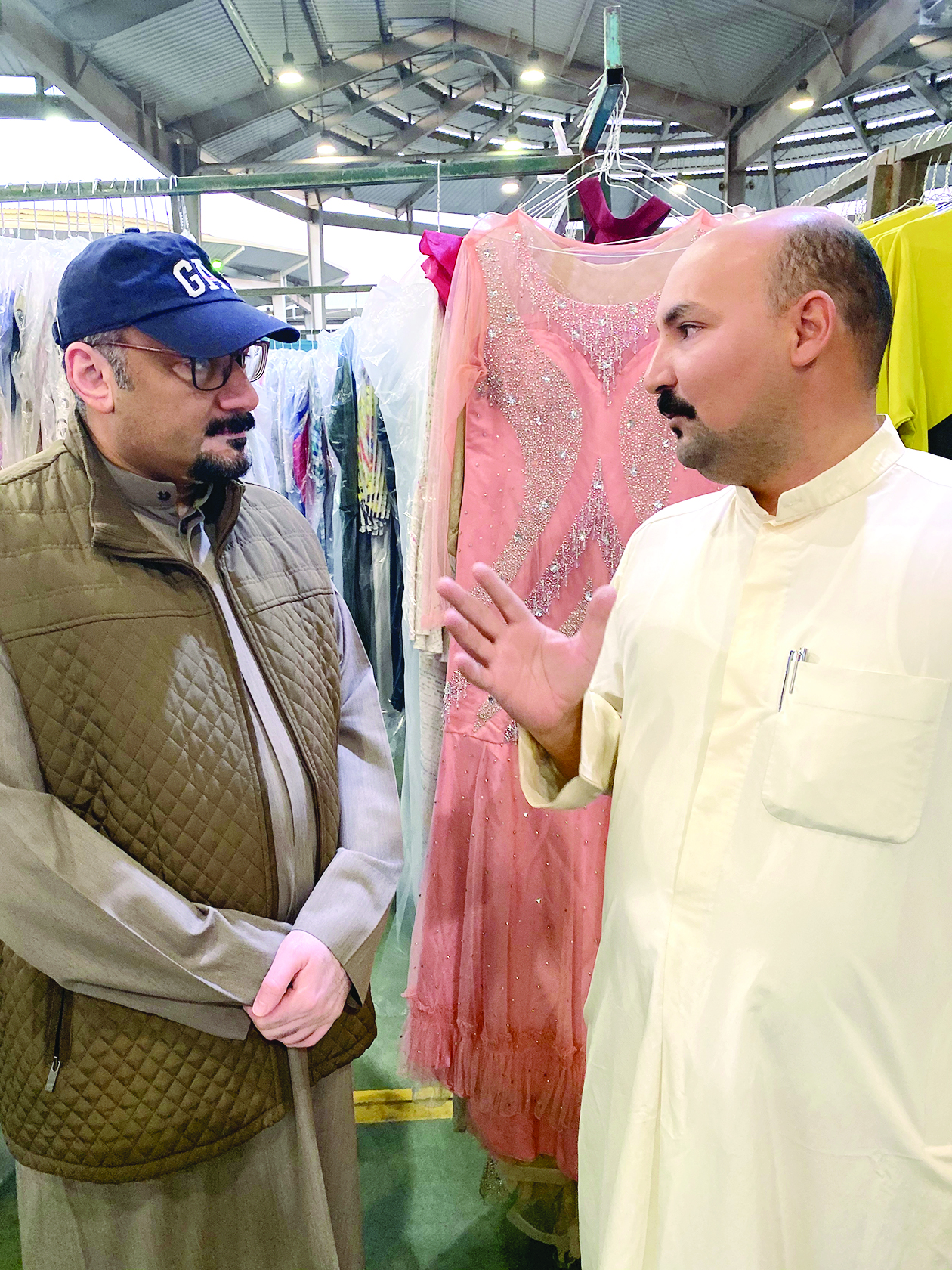 أبو أحمد يتحدث للزميل ناصر الفرحان