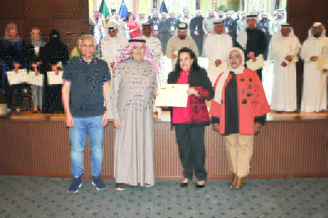 والد الشهيد وليد الحسيني يتسلم المكرمة الأميرية