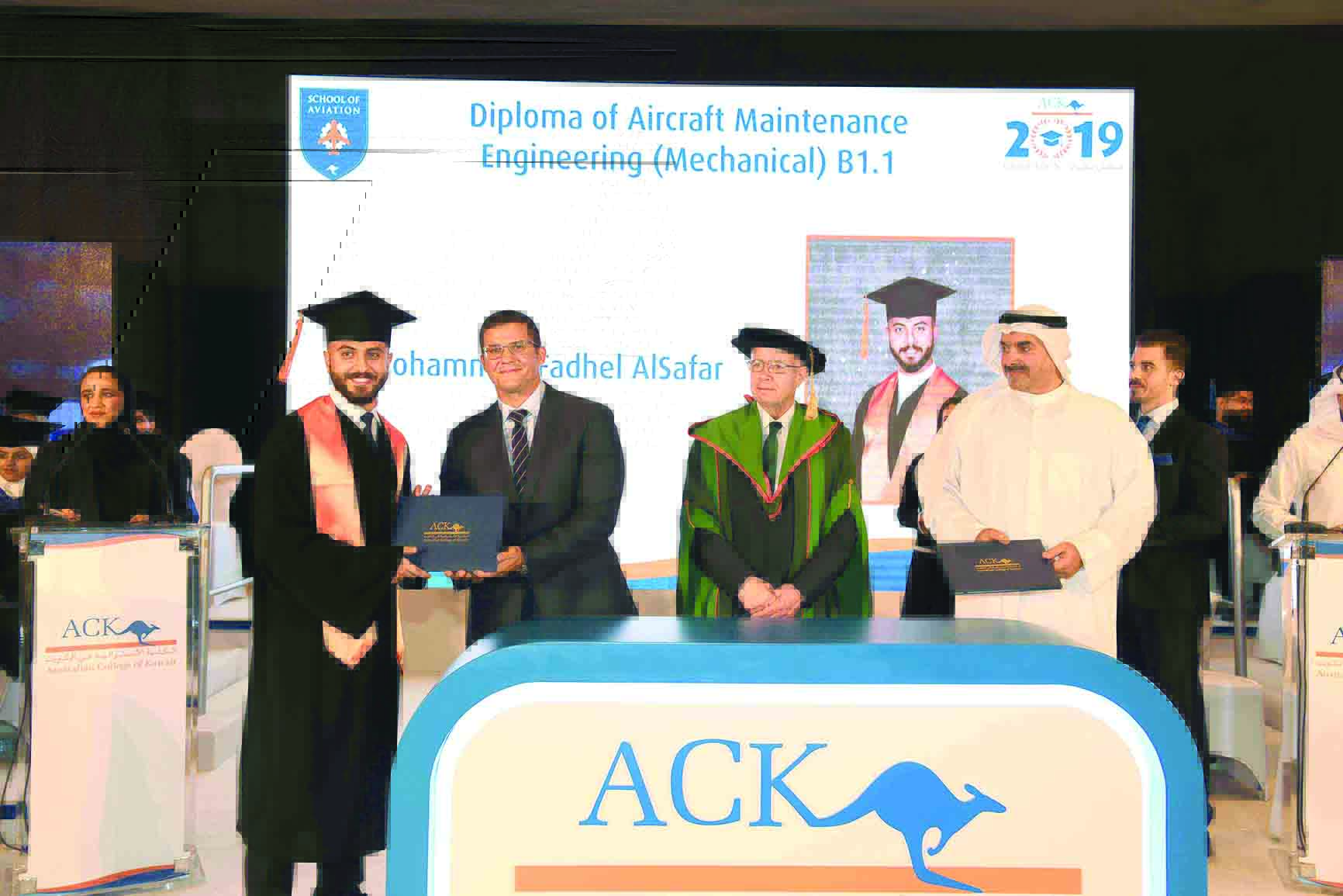 خريج يتسلم شهادته