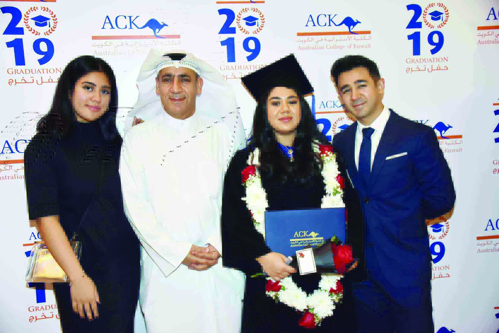 إحدى الخريجات مع عائلتها