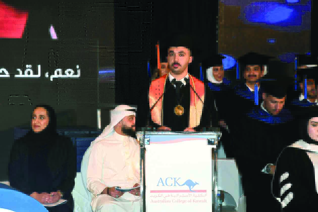 مهند السيد يلقي كلمة زملائه