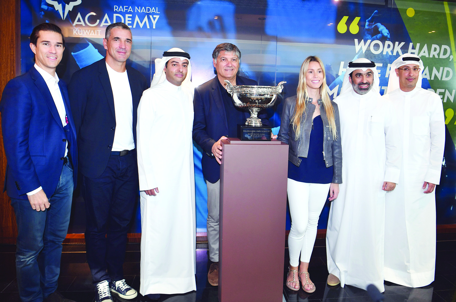 المرزوق يتوسط توني وماريبل نادال وماركيز وعدداً من الضيوف ومسؤولي المجموعة عقب المؤتمر      (تصوير: نايف العقلة)