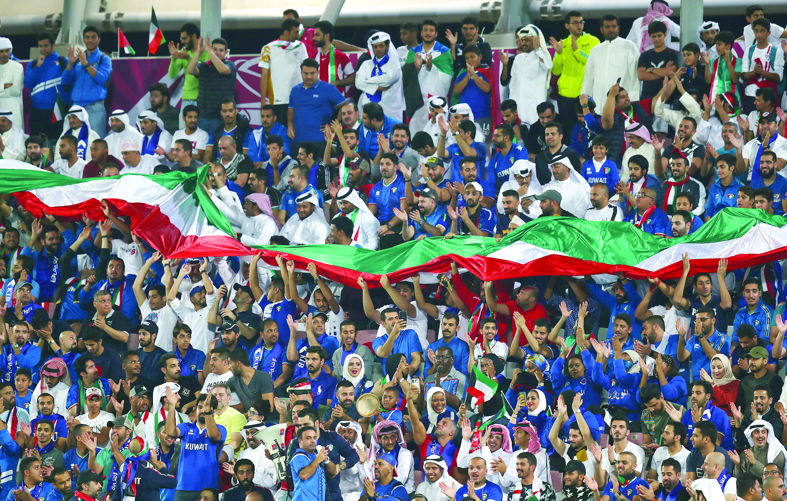  جماهير «الأزرق» السعيدة... في استاد الدحيل أمس 