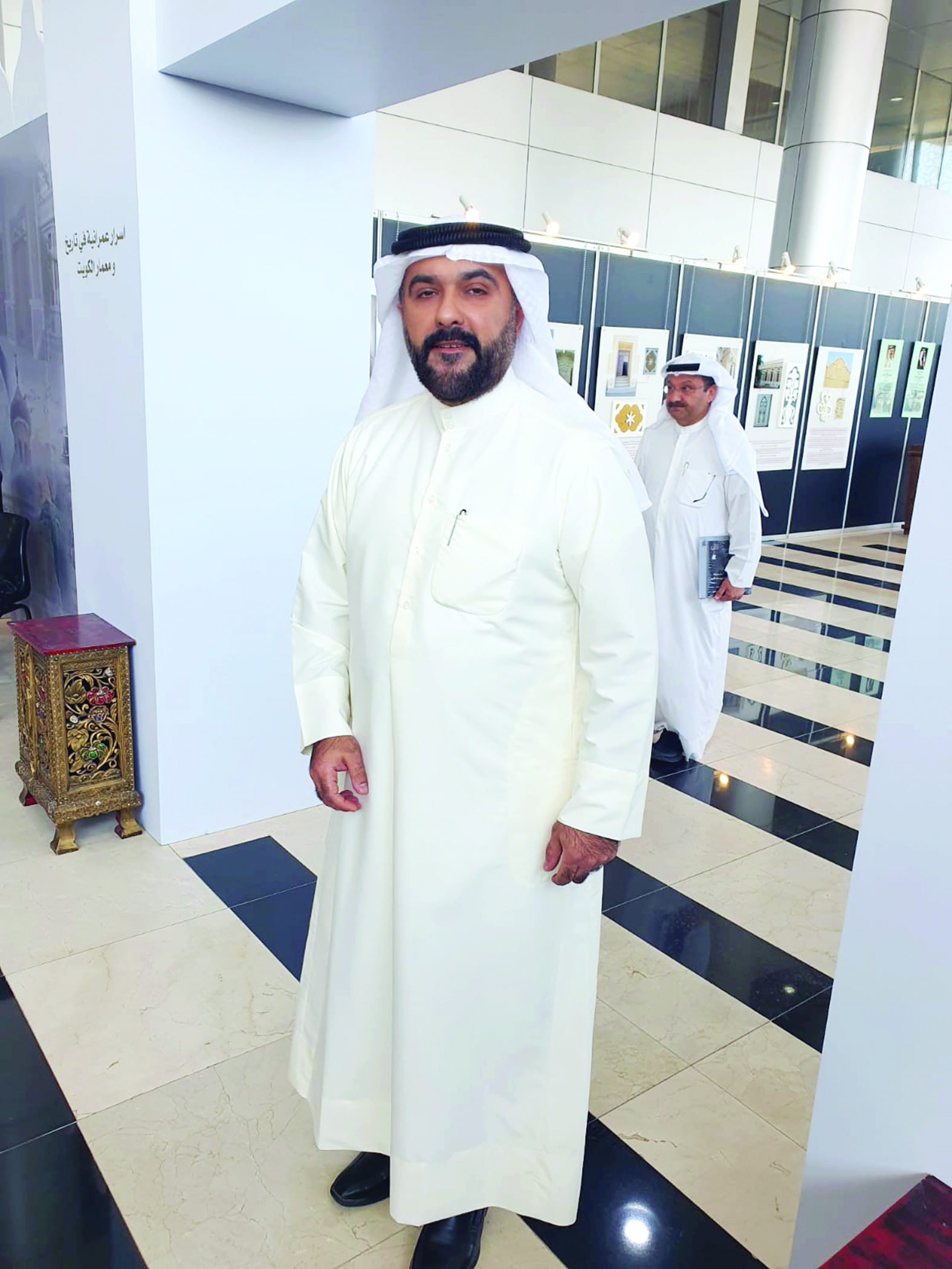 خليفوه في معرضه