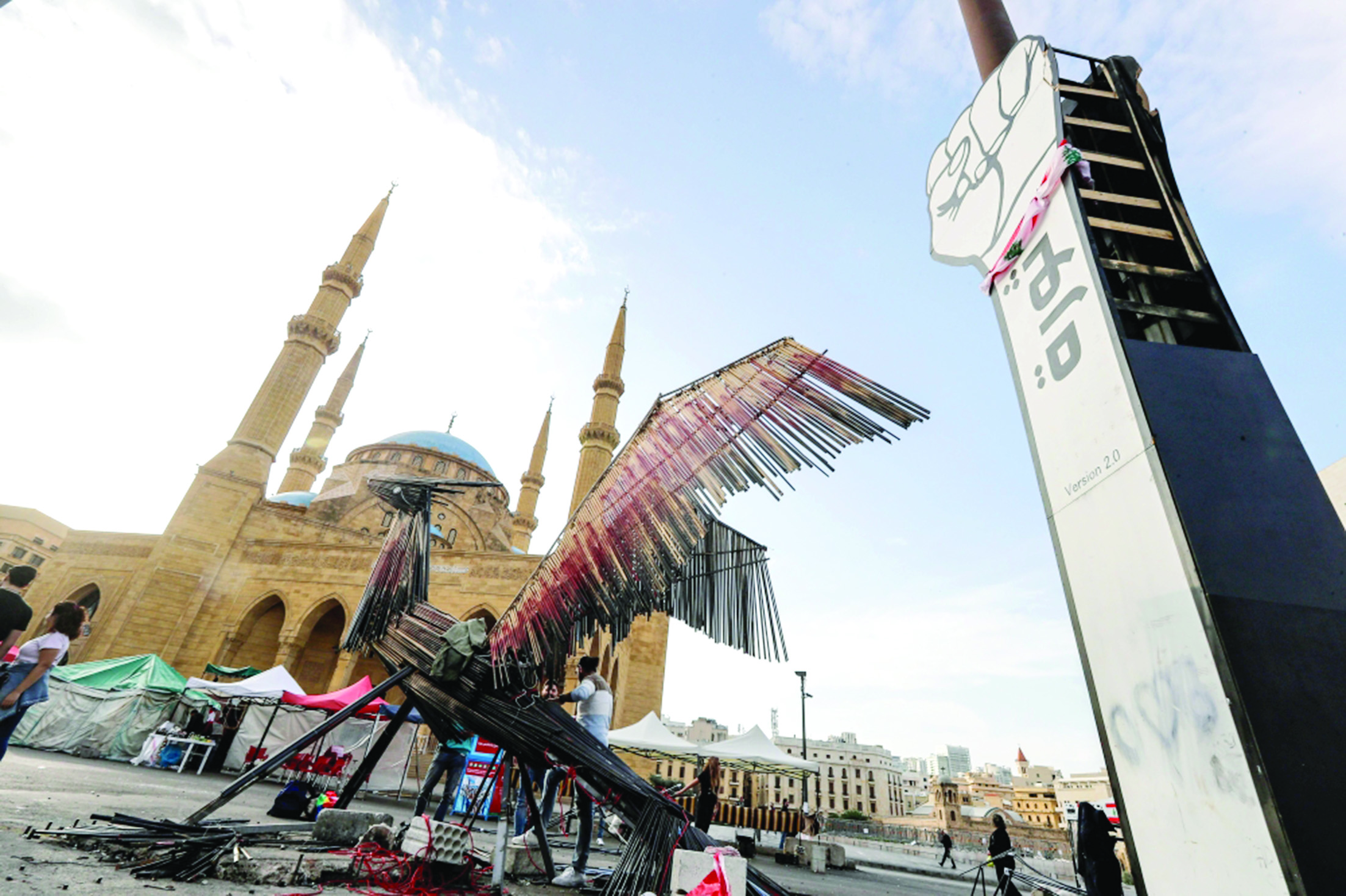 u0645u062au0638u0627u0647u0631u0648u0646 u0641u064a u0648u0633u0637 u0628u064au0631u0648u062a u064au0642u0648u0645u0648u0646 u0628u0628u0646u0627u0621 u062au0645u062bu0627u0644 u0644u0637u0627u0626u0631 u0627u0644u0641u064au0646u064au0642... u0627u0644u0630u064a u064au0646u0647u0636 u0645u0646 u0627u0644u0631u0645u0627u062ft (u0623 u0641 u0628)